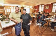 Gastgeber Giuseppe Storniolo und Köchin Yvonne Kappeler am Montagnachmittag in Giusis Bistro. (Bild: Mario Testa)