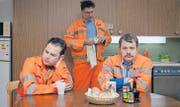 Irgendwann ist alles gesagt: Die Abfalldetektive Michel (Michael von Burg), Oli (Oliver Maurmann) und Gabriel (Gabriel Vetter) (v.l.). (Bild: Jan Sulzer)