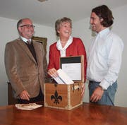 Freude herrscht: Die Vorstandsmitglieder Matthias Erne (Präsident), Angela Haltiner-Hollenstein (Vizepräsidentin) und Pascal Grob mit den Unterschriften gegen den Eigenmietwert. (Bild: Simon Dudle)