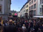 Der Demonstrationszug des Staatspersonals zieht durch die Marktgasse. (Bild: Alexandra Pavlovic)
