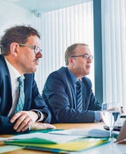 Mussten wegen eines Streites mit dem Bund Geld auf die hohe Kante legen: Finanzdirektor Jakob Stark (links) und Urs Meierhans, Chef der Finanzverwaltung. (Bild: Andrea Stalder)