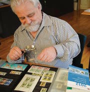 Leidenschaftlicher Sammler Christian Rubi hat 400 Alben voll mit Briefmarken. (Bild: bie)