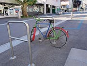 Das alte Velo am Bügel ist ein Blickfang. (Bild: pd)
