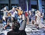 Kürmann (Marcus Schäfer, vorne) und die gesichtslosen Spielfiguren seines Lebens: Szene aus «Fragebogen I-XI» am Theater St. Gallen. (Bild: Tine Edel)