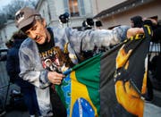 Ein Fan trauert bei der Residenz in Marnes-la-Coquette, wo Johnny Hallyday in der Nacht auf Mittwoch gestorben ist. (Bild: CHRISTOPHE ENA (AP))