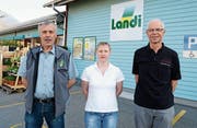 Hans-Martin Bartholet, Verkaufsstelle Landi Trübbach; Irma Freuler, Verkehrsverein Wartau, und Josef Eberhard, Seilbahn Palfries (von links), orientierten über den Fahrkartenverkauf. (Bild: Hansruedi Rohrer)