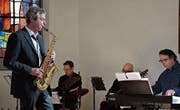Pfarrer Sebastian Zebe spielt am Abschiedsgottesdienst mit dem Saxofon in der Rise-up-Band. (Bild: Monika Wick)