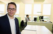 Adrian Schmalz, Geschäftsführer der Ecowatt, in den neuen Räumlichkeiten in Weinfelden (Bild: Martin Sinzig)