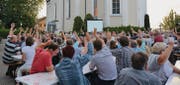 Die Stimmbürger genehmigen auf dem Platz vor der Kirche die Jahresrechnung der Politischen Gemeinde Hauptwil-Gottshaus. (Bild: Georg Stelzner)