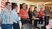 Erwin Greminger begrüsst die Gäste zum Podium, welches TZ-Chefredaktor David Angst (blaues Hemd) leitete. (Bild: Monika Wick)