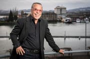 Der 83-jährige Entertainer und Tausendsassa Kurt Oberländer auf seinem Balkon mit Sicht auf den Hafen Romanshorn. (Bild: Reto Martin)