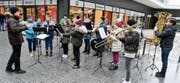 Einen zweiten Geschenksonntag wird es nicht geben. Am bisherigen mit seinem speziellen Charakter wird aber festgehalten. Neben anderen Formationen hat im Dezember die Jugendmusik Buchs-Räfis für die Besucher des Einkaufszentrums Buchs aufgespielt. (Bild: Hansruedi Rohrer)