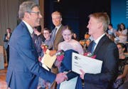 Interimsrektor Silvio Breitenmoser gratuliert Marco Ruckstuhl aus Appenzell Meistersrüte für die beste Matura (Note 5,88). Gleich daneben die zweitplazierte Ladina Hausmann und der drittplazierte Roger Fässler. (Bild: rf)