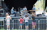 Fredi Zuberbühler begleitet am Samstagnachmittag Nadine Weber und Nina Züst. (Bilder: Alessia Pagani)