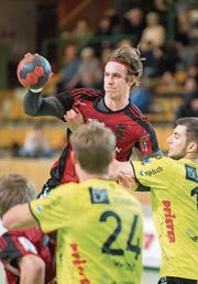 Gossaus Rückraumspieler Samuel Weingartner setzt St. Otmars Abwehr unter Druck. (Bild: Urs Bucher)