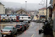 Autos und Fussgänger müssen warten; der Zug darf fahren. (Bild: Arcangelo Balsamo)
