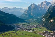 Nach der Schiesserei in Niederurnen wurde der Haupttäter verhaftet. Zwei weitere flüchteten zunächst, konnten dann aber auch angehalten werden. (Bild: KEYSTONE)