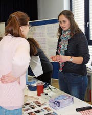 Am Berufsforum im Schulhaus Steig in Rorschacherberg tauschten sich Oberstufenschüler, Ausbildner und Lernende aus. (Bild: Vivien Huber)