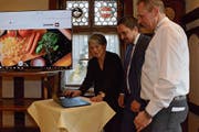 Petra Hämmerle, Geschäftsführerin der Entwicklungsfirma Konvink, erklärt den Gastropräsidenten von Inner- und Ausserrhoden Stephan Sutter und Markus Strässle die neue Hygiene-Lernplattform. (Bild: Karin Erni)
