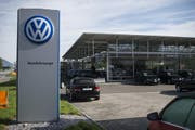 Der deutsche Autobauer VW macht derzeit wegen eines Abgasskandals Schlagzeilen. (Bild: GIAN EHRENZELLER (KEYSTONE))
