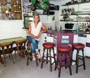 Servicefachfrau Conny Bruttel wartet im neu eröffneten «Tutti-Träff» auf Gäste. (Bild: Kurt Lichtensteiger)