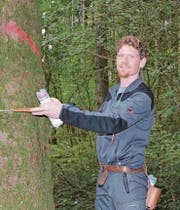 Seit Anfang Oktober ist Marco Signer wieder in seinem Kirchberger Forstrevier unterwegs. (Bild: Beat Lanzendorfer)