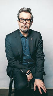 Gary Oldman trägt fast jeden Tag eine andere Brille. Und spielt grossartige Bösewichte. Von oben: «Sid & Nancy» (1986), «Dracula» (1992), «True Romance» (1993), «The Dark Knight» (2008). (Bilder: Rich Fury/Getty, PD)
