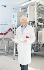 Alex Klöti, Produktionsleiter der Hänseler AG in Herisau, in den modernst ausgestatteten Produktionsräumen. (Bilder: Martina Basista)