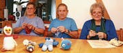 Unermüdlich stricken und häkeln Elsbeth und Bruno Mercoli aus Sevelen sowie Hildegard Kaiser-Stücheli aus Gams (von links) «Tröschterli» für Kinder. (Bild: Corinne Hanselmann)