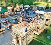Die selbstgebauten Holzhütten stehen nun in verschiedenen Familiengärten der Region. (Bild: Willi Nänni)