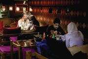 Bilder aus der iranischen Hauptstadt Teheran, wo man in der Öffentlichkeit vorsichtig und im privaten Raum sehr vertraut ist. (Bilder: ky/Peter Klaunzer, ap/Ebrahim Noroozi, epa/Abedin Taherkenareh)