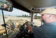 Tom Ritzenthaler schüttet mit dem grossen Schaufelbagger die Hügel und Sprünge der BMX-Anlage auf. (Bild: Donato Caspari)