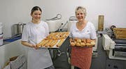 Rosi Bernard und Rita Schirmer in der originalgetreuen Backstube. (Bild: ker)
