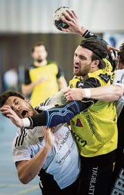 St. Otmars Kreisläufer Benjamin Geisser im Clinch mit der Konkurrenz. (Bilder: Michel Canonica)
