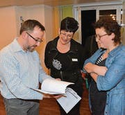 Referent Roman Inauen diskutiert mit Pflegeleiterin Monika Wettstein und Spitex-Leiterin Doris Wohlfender. (Bild: Christoph Heer)