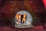 Mineure freuen sich über den Durchstich am Ruckhaldetunnel. (Bild: Michel Canonica)
