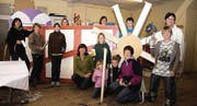 Mit vereinten Kräften schreinern, zimmern und malen Frauen und Kinder die Kulissen des Märlitheaters. (Bild: Lea Müller)