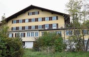 Das ehemalige Kurhaus Sunnematt ist nicht Teil des Projekts. Die fünf vorgesehenen Gebäude sollen drumherum realisiert werden. (Bild: Jesko Calderara)
