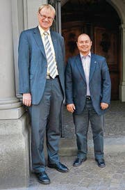 Der Alte und der Neue: Michael Lerch übergibt das Gemeinderatspräsidium an Herbert Vetter. (Bild: Reto Martin)