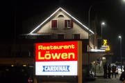 In einer Festbaracke hinter dem Restaurant "Löwen" in Kaltbrunn fand die Pnos-Feier statt. (Bild: BENJAMIN MANSER (KEYSTONE))