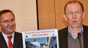 Das war ein Coup: Der damalige Wil-Tourismus-Präsident Felix Aepli präsentiert Victor Giacobbo als ersten Botschafter Wils. (Bild: Philipp Haag)