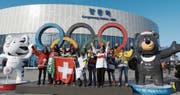 Eishockeyspieler Ramon Untersander kann auch in Pyeongchang auf seine treuen Fans zählen. (Bilder: Philipp Kolb)
