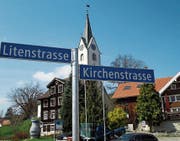 Mehr Klarheit: Neu sind auch in Reute die Strassen mit blauen Schildern gekennzeichnet. (Bild: Peter Eggenberger)
