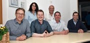 Vorne der neue Vorstand des GIS mit Remco Hitzert, Marc Spitz, Michael Giger (Präsident) und Eduard Moser (von links), es fehlt Larklind Cerkezi. Hinten zwei der drei zurückgetretenen Vorstandsmitglieder, Mona Arioli und der langjährige Präsident Patrick Piske. (Bild: Heini Schwendener)