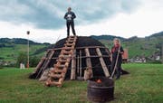 Hans Frick hält seine Festansprache vom Kohlenmeiler herab. Köhlerin Doris Wicki ist zuständig für Aufbau und Unterhalt des Meilers. (Bilder: Jonas Manser)
