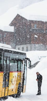 Nicht nur der Schnee setzt der Postauto AG zu. (Bild: Dominic Steinmann/Keystone (Goms, 22. Januar 2018))