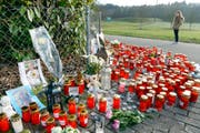 Bewohner der Gemeinde Rupperswil legten beim Haus, in dem die vier Toten aufgefunden worden waren, als Zeichen der Betroffenheit Blumen, Kerzen und Karten nieder. (Bild: WALTER BIERI (KEYSTONE))