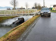 Durch die Wucht des Aufpralls wurde eines der Unfallfahrzeuge in den Binnenkanal gestossen. (Bild: Kantonspolizei SG)