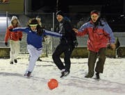Die Teilnehmer, teils verkleidet, hatten viel Spass beim Snow-Soccer-Turnier.