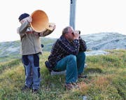 Nicht nur die Protagonisten aus «Alpzyt» lassen ihre Blicke in die Ferne schweifen (Standbild aus dem Film). (Bild: PD)